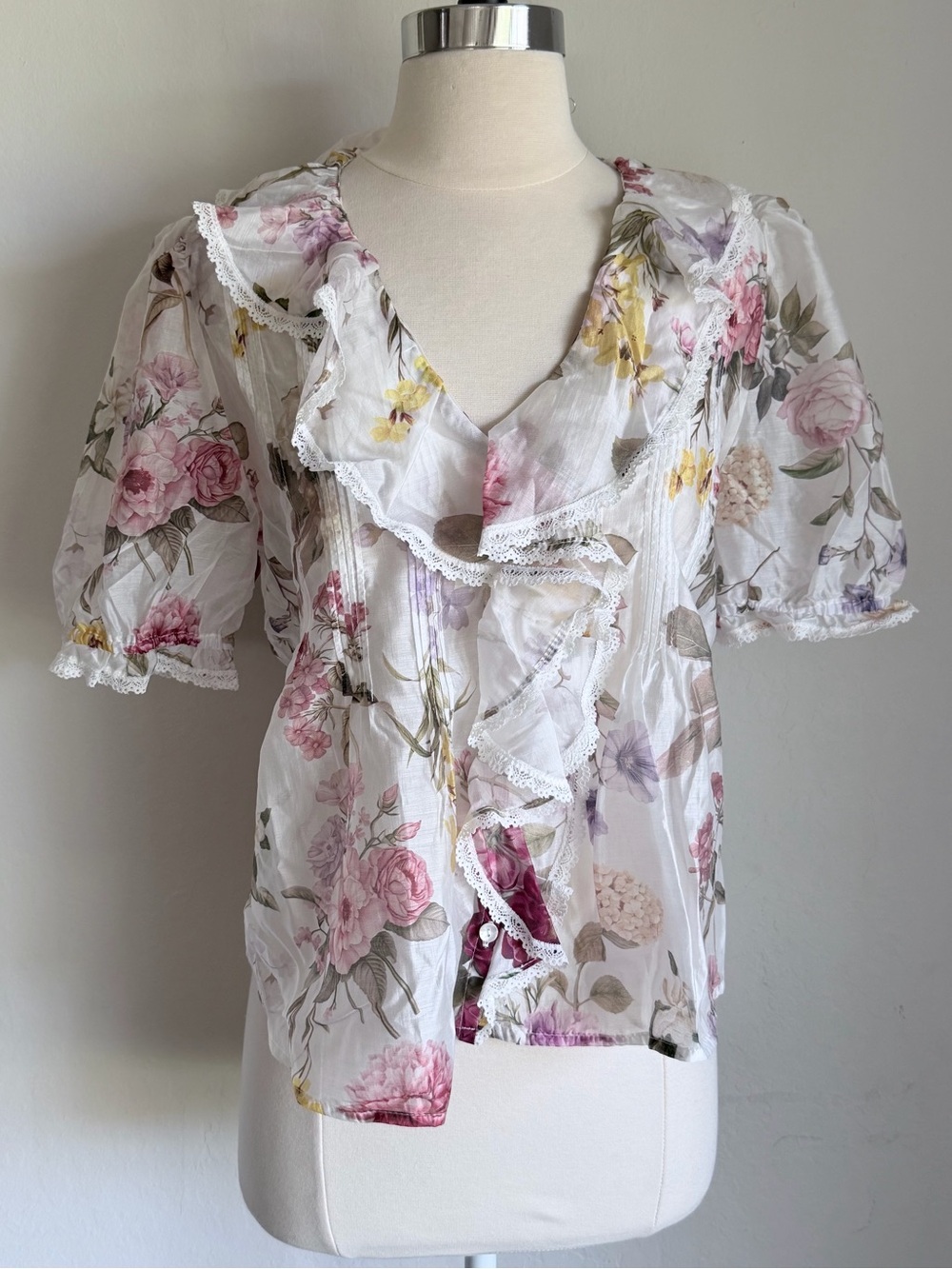 Lucky & Coco Floral Ruffle V-Neck Short Sleeve Top White Semi Sheer, Sz M NWT